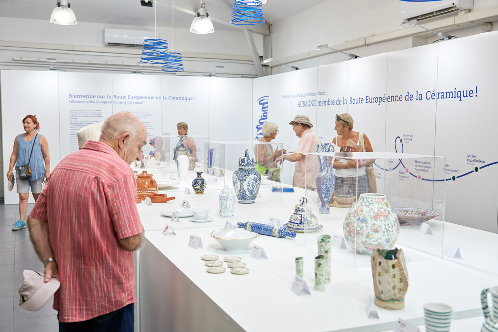 Le public admire les créations des artisans qui ont façonné le patrimoine céramique européen.